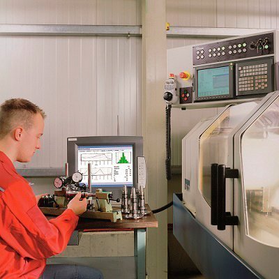 Shop floor data collection and quality management in one system – operator in-production inspection directly at the machine with HYDRA (source: MPDV).