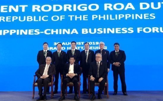 Philippine President Rodrigo Duterte poses with Chinese and Philippine government officials, and SteelAsia and HBIS Group representatives at the Philippine-China Business Forum.